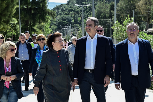 Αδηφάγοι από την Όλγας μέχρι το... παγκάκι του Καβάφη: Πρώτα τα πολεμούν και μετά πανηγυρίζουν